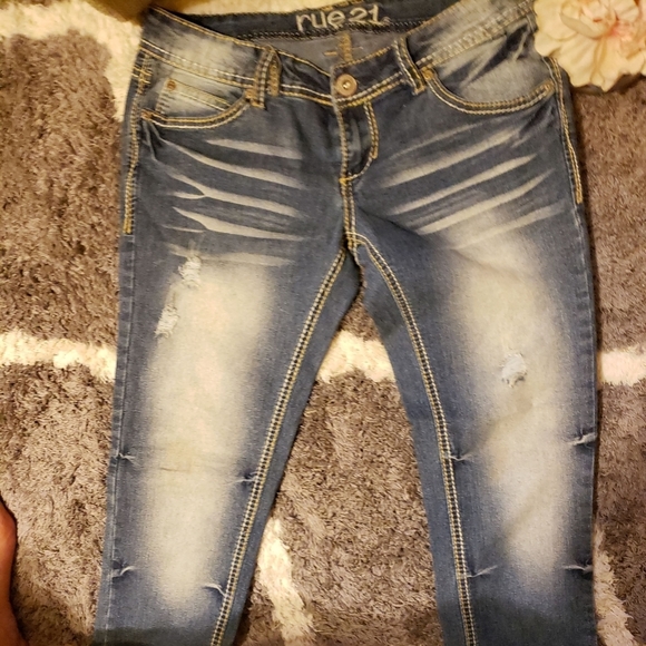 BOGO 💝NWOT Rue21 Cropped faded Jeans - Picture 2 of 4